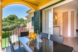balkon ze stołem i miską pomarańczy w obiekcie Residence Club Deluxe w mieście Sa Ràpita