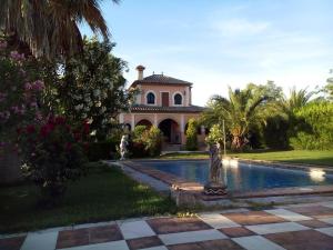 a house with a swimming pool in front of a house at Casa Villa Las Palmeras in Arriate