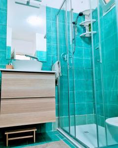 y baño con lavabo y ducha. en Casa Gaia, en Golfo Aranci