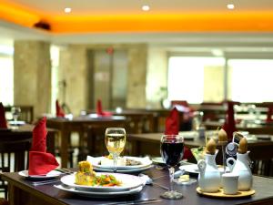 a table with plates of food and glasses of wine at Hotel Terrano Concepción in Concepción