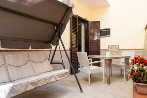 a living room with a couch and a table at Amaltea in San Severino