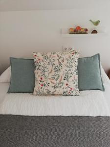 a bed with two pillows on top of it at Zöld Terasz Vendégház in Egerszalók