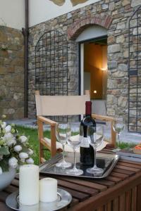 ein Tisch mit zwei Gläsern und einer Flasche Wein in der Unterkunft Il Poggiolo Delle Rose Bed&Breakfast in Tavarnuzze + 37 Fotos