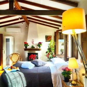 1 dormitorio con 1 cama en una habitación con chimenea en Mia Palace en Florencia