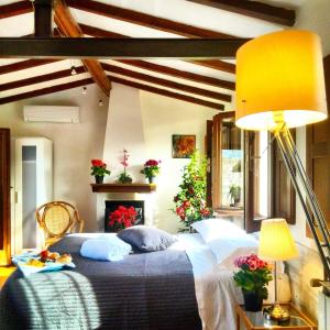 1 dormitorio con 1 cama en una habitación con chimenea en Mia Palace, en Florencia