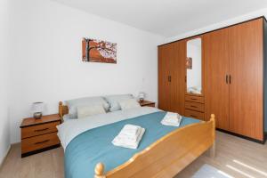 1 dormitorio con 1 cama grande y armario de madera en Apartment MDM, en Buje