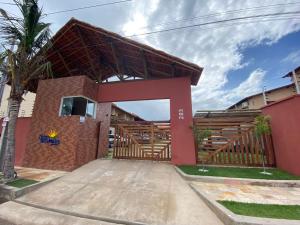 una casa con una puerta delante de ella en Condomínio Villamares en Luis Correia