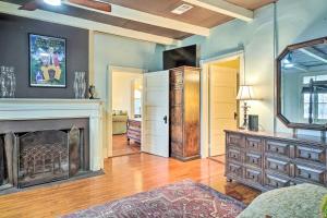 - un salon avec une cheminée et un miroir dans l'établissement Vintage Louisiana Vacation Rental Home, à New Roads