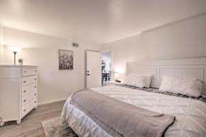 1 dormitorio blanco con 1 cama grande y vestidor en Awesome Poway Home with Private Pool!, en Poway