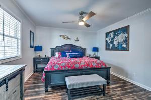 - une chambre avec un lit et un ventilateur de plafond dans l'établissement Kentucky Lake Vacation Rental Near Marina!, à Gilbertsville