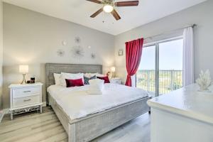 Family Resort Condo with 2 Pools 1 Mi to Disney! في أورلاندو: غرفة نوم بسرير كبير ونافذة +25 صورة