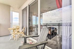 Family Resort Condo with 2 Pools 1 Mi to Disney! في أورلاندو: بلكونة فيها جلسة وطاولة وكراسي