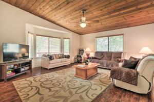 - un salon avec un canapé et une télévision dans l'établissement Groveland Home about 1 Mile to Pine Mountain Lake!, à Groveland