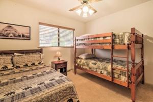 - une chambre avec 2 lits superposés et un ventilateur dans l'établissement Groveland Home about 1 Mile to Pine Mountain Lake!, à Groveland