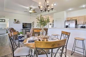 Laguna Vista的住宿－Vacation Home Rental Near South Padre Island，用餐室以及带桌椅的厨房。