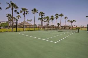 Laguna Vista的住宿－Vacation Home Rental Near South Padre Island，一座棕榈树环绕的网球场