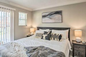 1 dormitorio con 1 cama grande con sábanas y almohadas blancas en Vacation Rental in McKinney with Fire Pit!, en McKinney