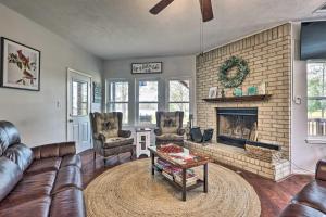 Un lugar para sentarse en Waterfront Home with Boat Dock on Lake Conroe!