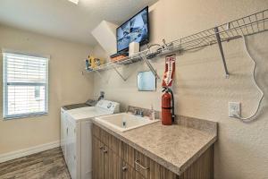 - une buanderie avec un évier et un lave-linge dans l'établissement Beautiful Port Charlotte Home, 6 Mi to Beach!, à Port Charlotte 22 autres photos