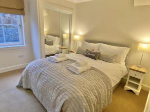 una camera da letto con un letto e due asciugamani di Brodie Cottage a Killin