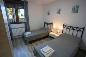 Łóżko lub łóżka w pokoju w obiekcie La casita del abuelo