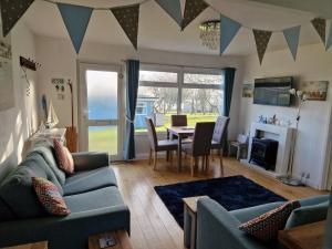 ein Wohnzimmer mit Sofa und Tisch in der Unterkunft Caldon Holiday Chalet sleeps 4 in Dartmouth WIFI Electric inc Pet friendly in Dartmouth