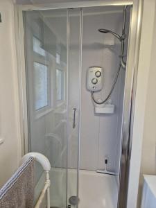 eine Dusche mit Glastür im Badezimmer in der Unterkunft Caldon Holiday Chalet sleeps 4 in Dartmouth WIFI Electric inc Pet friendly in Dartmouth