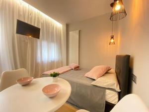 una camera con un letto e un tavolo con ciotole sopra di CIT,ma c’è TUT!TINY,but all you need is IN! a Torino