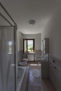 a bathroom with two sinks and a tub and a shower at Appartamento Mimosa in Ripa Teatina