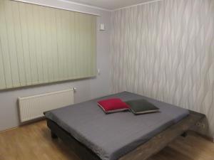 1 cama con 2 almohadas en una habitación en Apartment Raatuse 82, Tartu kesklinnast 700m kaugusel, en Tartu