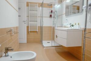 y baño con lavabo y ducha. en TROPICAL ROOM Vista Mare, en Cirò Marina
