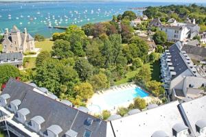 an aerial view of a house with a swimming pool at "L'es-cale" T2 avec accès piscine, plages et commerces à pied! in Fouesnant