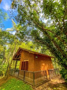 un pequeño edificio en medio de un bosque en Walawa Dreams Safari Resort, en Udawalawe