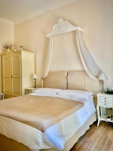 sypialnia z dużym łóżkiem z baldachimem w obiekcie Trastevere Belvedere B&B w Rzymie