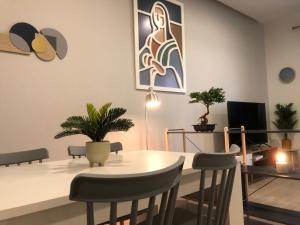 uma sala de jantar com mesa e cadeiras em CriteriaHome! nice&easy em Madri