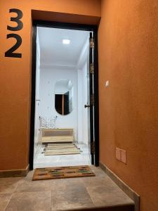 um corredor que leva a uma casa de banho com espelho em Ameyal Casa PIO XII em Sanlúcar de Barrameda