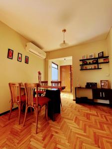 a dining room with a table and chairs in a room at Pampa Downtown Lodge in Mendoza