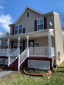 uma casa com um alpendre e um corrimão branco em The Best Vacation Home To Fit All Your Needs! em Hyattsville