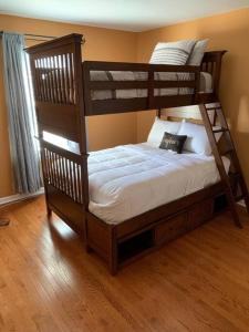 2 Etagenbetten in einem Zimmer mit Holzboden in der Unterkunft The Best Vacation Home To Fit All Your Needs! in Hyattsville