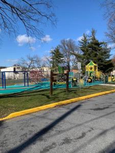 um parque infantil ao lado de uma rua em The Best Vacation Home To Fit All Your Needs! em Hyattsville