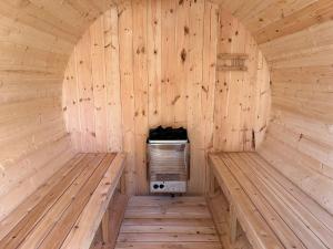 una sauna de madera vacía con dos bancos. en Perfect 3 bedroom waterfront muskoka cottage en Parry Sound