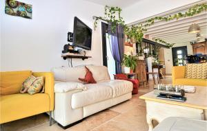 Sala de estar con 2 sofás y mesa en Amazing Home In Le Pontet With Jacuzzi, en Le Pontet