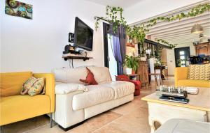 Televisyen dan/atau pusat hiburan di Cozy Home In Le Pontet