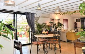 een keuken en eetkamer met een tafel en stoelen bij Amazing Home In Le Pontet With Jacuzzi in Le Pontet