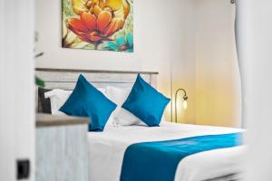 The Happy Place: 3BR Home on Quiet Street في دوغلاسفيل: غرفة نوم مع سرير ووسائد زرقاء