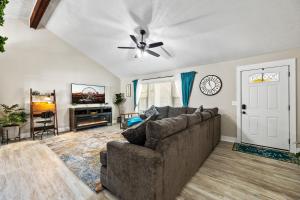 sala de estar con sofá y ventilador de techo en The Happy Place: 3BR Home on Quiet Street, en Douglasville