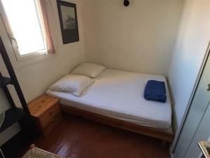 מיטה או מיטות בחדר ב-Appartement Port Barcarès, 3 pièces, 6 personnes - FR-1-81-247