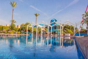 Bazén v ubytovaní Benal beach suite, parque acuático y vistas al mar alebo v jeho blízkosti