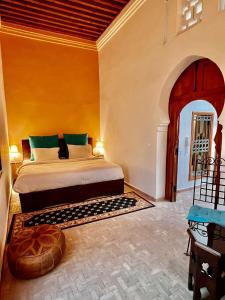 um quarto com uma cama king-size num quarto em Riad Dar Hanae em Tétouan