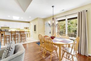 cocina y sala de estar con mesa y sillas en 1054 Sparrow Pond Cottage en Kiawah Island